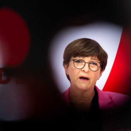 SDP-Vorsitzende Saskia Esken steht an einem Rednerpult