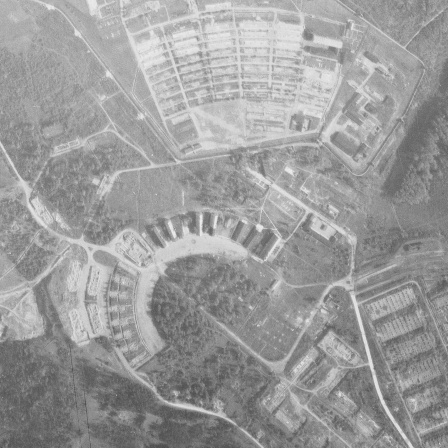 Luftaufnahme vom Konzentrationslager Buchenwald nahe Weimar vom 08.05.1953. Acht Jahre nach Kriegsende sind einige Gebäude verfallen oder zurückgebaut.