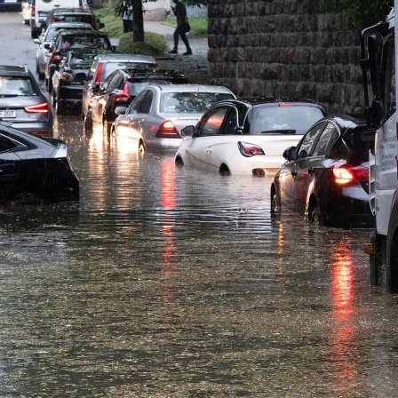 Ein Unwetter mit Starkregen und Hagel hat zu Ueberschwemmungen gefuehrt und Autos weggeschwemmt.