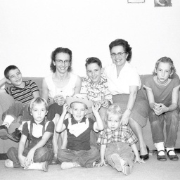 Ein Erinnerungsfoto von Peter Schlack mit seiner Mutter, Frau Corn und seinen Freunden.