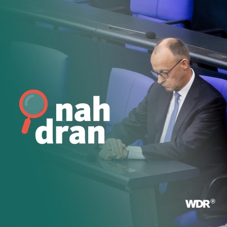 Friedrich Merz sitzt im Bundestag und schaut nach unten. Links das Logo von nah dran.