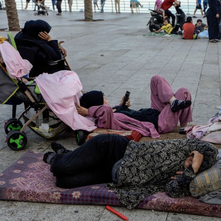 Familien schlafen auf der Corniche von Beirut, nachdem sie vor den israelischen Luftangriffen in den südlichen Vororten von Dahiyeh geflohen sind.