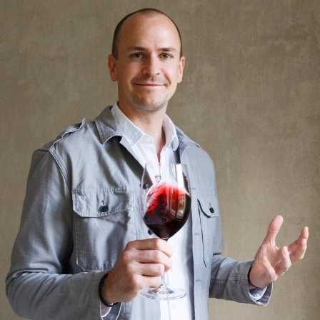 Konstantin Baum mit Weinglas
