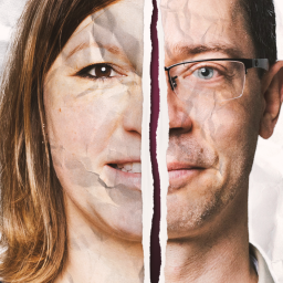 Zwei montierte Gesichtshälften vor zerknittertem Papier-Hintergrund: Katharina und Holger