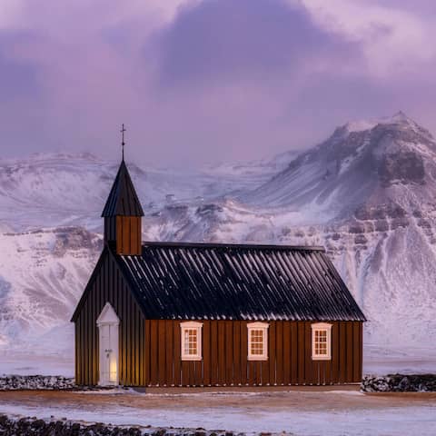 Eine Kirche im winterlichen Island (Foto: imago Images/ Westend61)