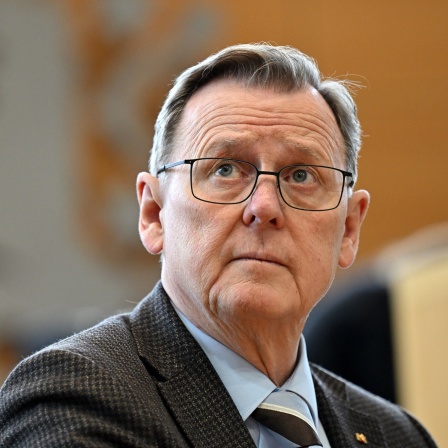 Bodo Ramelow (Die Linke), Ministerpräsident von Thüringen, sitzt im Plenarsaal des Thüringer Landtags. 