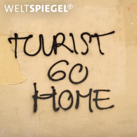 Graffiti auf Wand, Aufschrift &#034;tourist go home&#034;