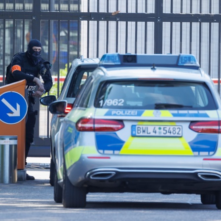 Nach einer Razzia gegen mutmaßliche IS-Unterstützer in mehreren Bundesländern werden die Beschuldigten am Bundesgerichtshof in Karlsruhe vorgeführt (Bild: dpa / Julian Rettig)