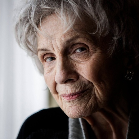 Das Beitragsbild des WDR3 Kulturfeature "Buchclub - Annäherungen an Alice Munro" zeigt ein Porträt von Alice Munro