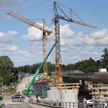 Kräne an der Fahrbahn stadtauswärts auf der Baustelle für den Neubau der Hochstraßenbrücke der Nuthestraße in Potsdam