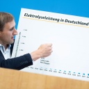 Michael Sterner, Professor für Energiespeicher und Energiesysteme an der Ostbayerischen Technischen Hochschule Regensburg, zeigt bei einer Pressekonferenz zur Vorstellung des Wasserstoffatlas Deutschland eine Grafik (Bild: picture alliance/dpa)