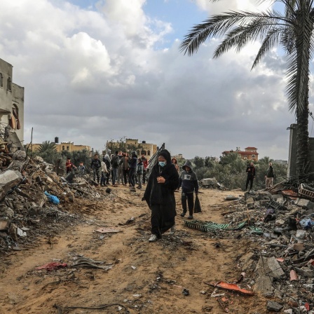 Palästinenser gehen durch die Überreste zerstörter Gebäude nach israelischem Bombardement in Rafah (Süd-Gaza).