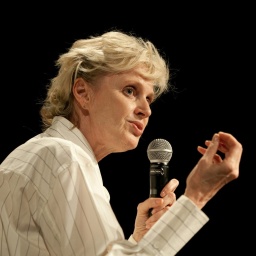 Das Beitragsbild des WDR3 Kulturfeature "Being a Story - Von der Kraft des Erzählens" zeigt ein Porträt der Essayistin Siri Hustvedt.