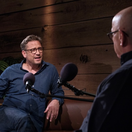 Foto: Florian Weber (links) und Christian Peter Dogs (rechts) im Talk zu "40+ Die Podcast Therapie" - sie geben Tipps für eine Generation zu Sex, Konflikten und Beziehungen