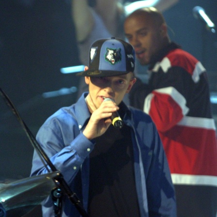 Die deutsche Hip Hop Gruppe Beginner 2004 bei einem Auftritt.