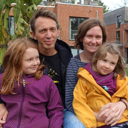 Die lebendige Nachbarsfamilie: Jule und Heiko Harlapp mit ihren Töchtern Lina (links) und Lotta.