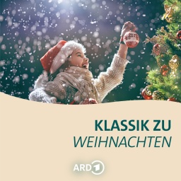 Coverbild für die Playlist "Klassik zu Weihnachten". Ein Kind hängt eine Christbaumkugel an den Weihnachtsbaum. | Bild: colourbox.com