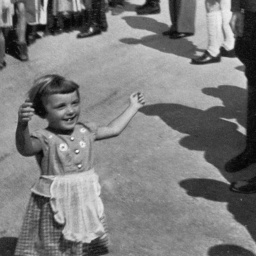 Undatierte Aufnahme eines kleinen Mädchens, dass die Hand von Adolf Hitler greifen will. 
