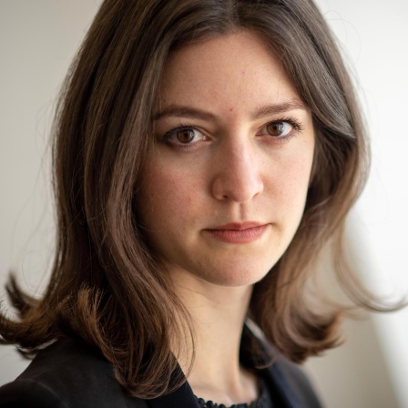Portätfoto der Journalistin Julia Ebner