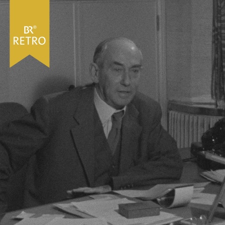 Alfred Bruckmann im Büro an seinem Schreibtisch im Jahr 1958.