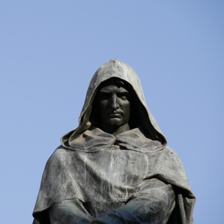 Die 1889 errichtete Statue des Philosophen Giordano Bruno auf dem Campo de Fiori in Rom, der hier am 17. Februar 1600 als Ketzer verbrannt wurde. 