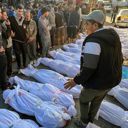 Palästinenser untersuchen die Leichen von Menschen, die bei israelischen Luftangriffen auf das Flüchtlingslager Dschabalia getötet wurden.