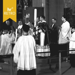 katholischer Gottesdienst mit Geistlichen in liturgischen Gewändern