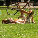 Mann sonnt sich im Park