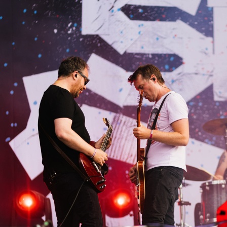 Johannes (l) und Sebastian Madsen von der aus dem Wendland stammenden Band Madsen stehen beim Southside Festival auf der Bühne.