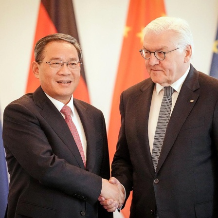 Berlin: Bundespräsident Frank-Walter Steinmeier (r) empfängt zum Auftakt des Deutschland-Besuchs der chinesischen Regierung Li Qiang, Ministerpräsident von China, im Schloss Bellevue. Es ist Li Qiangs erste Auslandsreise seit seinem Amtsantritt im März. 