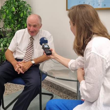 Korrespondentin Charlotte Horn interviewt den Regionalarzt Dr. Volker Klinnert in Neu Delhi 