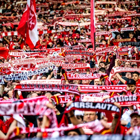 Die Fans halten ihre Schals nach dem Sieg nach oben 2. Bundesliga: 1. FC Kaiserslautern - FC Schalke 04, am 27.04.2025 im Fritz Walter Stadion, Kaiserslautern.