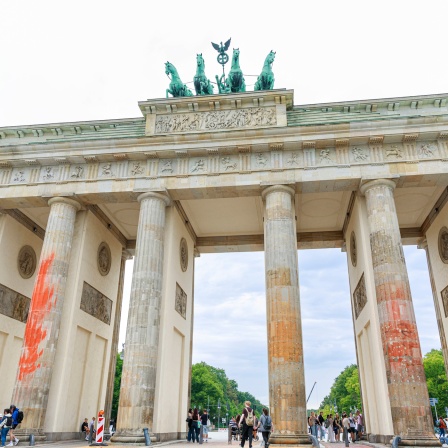 Schmiererei am Brandenburger Tor nach einem Farbanschlag von Klimaaktivisten