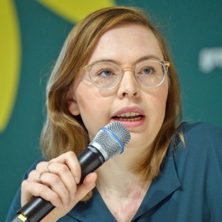 Greta Garlichs, Landesvorsitzende Bündnis 90/Die Grünen in Niedersachsen, spricht in ein Mikrofon.