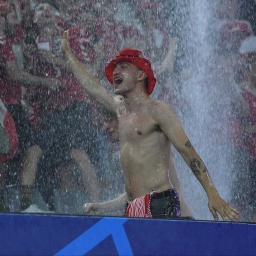 Fans feiern im Sommerregen