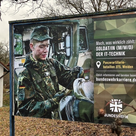 Plakat mit Soldatenfoto "Soldatin (m/w/d) der IT-Technik, Panzerartilleriebatallion375, bundeswehrkarriere
