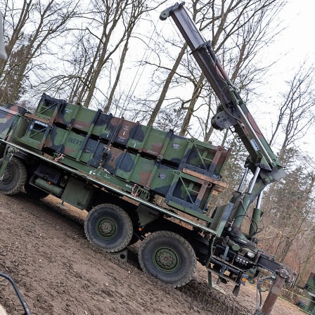 Ein ukrainischer Soldat steht vor einem Patriot-Flugabwehrraketensystem.