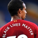 Gegen Rassismus im Sport: Joel Matip vom FC Liverpool trägt ein Trikot mit der Aufschrift "Black Lives Matter".