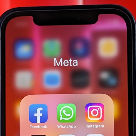 Handy-Bildschirm mit Apps von Meta: Facebook, WhatsApp und Insta.