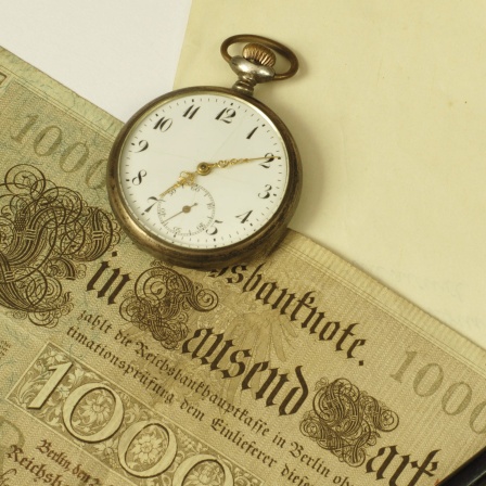 Taschenuhr auf einer alten 1000-Mark-Banknote