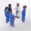 Ärztinnen und Pflegepersonal stehen in einem Kreis (Symbolbild)