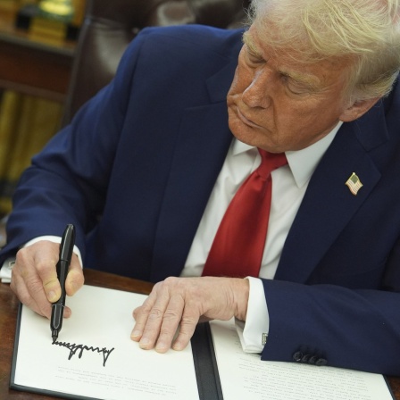US-Präsident Donald Trump unterzeichnet eine Durchführungsverordnung. Archivbild: 03.02.2025