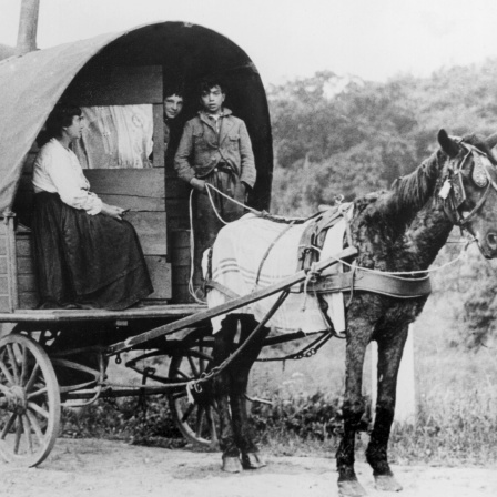 Sinti mit ihrem Wohnwagen, vermutlich im Rheinland (Aufnahme von 1935)