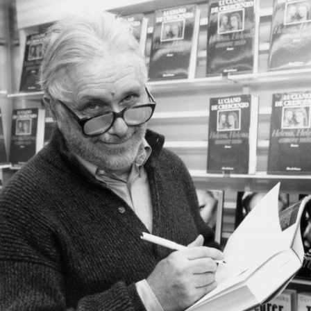 Der italienische Schriftsteller Luciano de Crescenzo ("Also sprach Bellavista") signiert am 10. Oktober 1991 auf der Internationalen Buchmesse in Frankfurt am Main ein Exemplar seines Romans "Helena, Helena - amore mio". | Verwendung weltweit