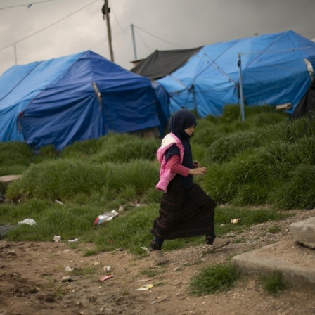 Auf diesem Foto vom 27. März 2019 geht ein Mädchen durch einen Zeltbereich im Lager Roj, wo Familien von Anhängern des Islamischen Staates festgehalten werden, in der Nähe von Derik, Syrien.