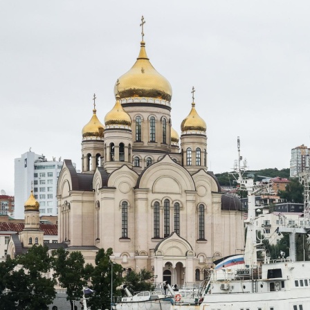 Schiffe am Ufer der russischen Stadt Wladiwostok im Fernen Osten. 