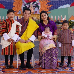 Königsfamilie von Bhutan: König Jigme mit seiner Frau Jetsun Pema und ihren drei Kindern.