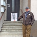 Hanspeter Dickel, ein enger Freund Udo Lindenbergs, steht vor dessen Elternhaus in Gronau