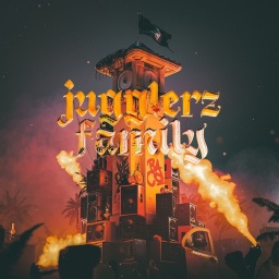 Cover des Albums "Jugglerz Family" von Jugglerz: Zeichnung eines Turms aus Boxen mit Fahne auf der Spitze in der Nacht; von Flammen aus Flammenwerfern umspielt; Schriftzug "jugglerz family"