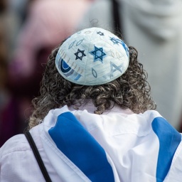 Eine Frau trägt auf einer Kundgebung eines Bündnisses gegen Antisemitismus eine Kippa